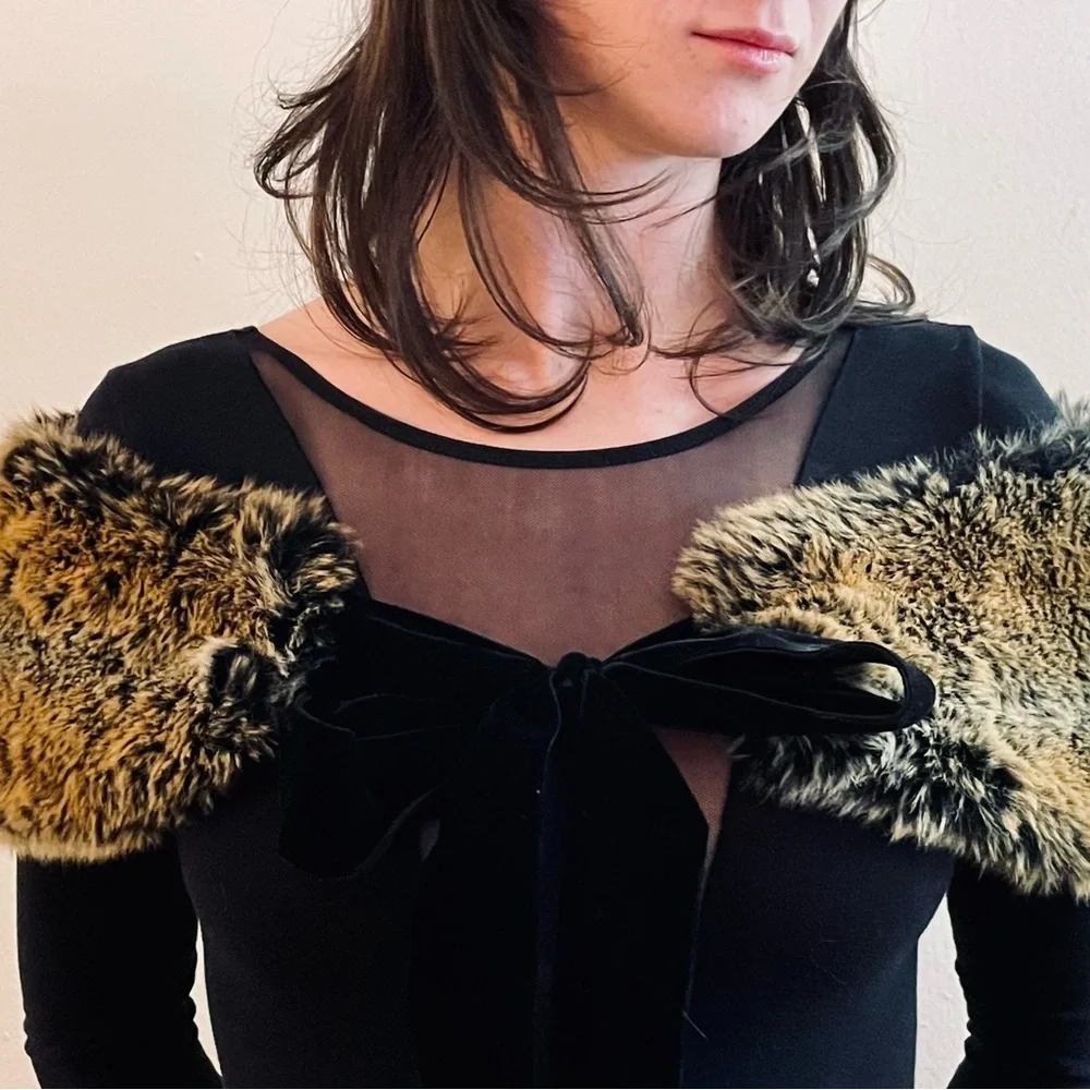 🖤CUE Faux Fur Collar with Black Velvet Bow Tie🖤
